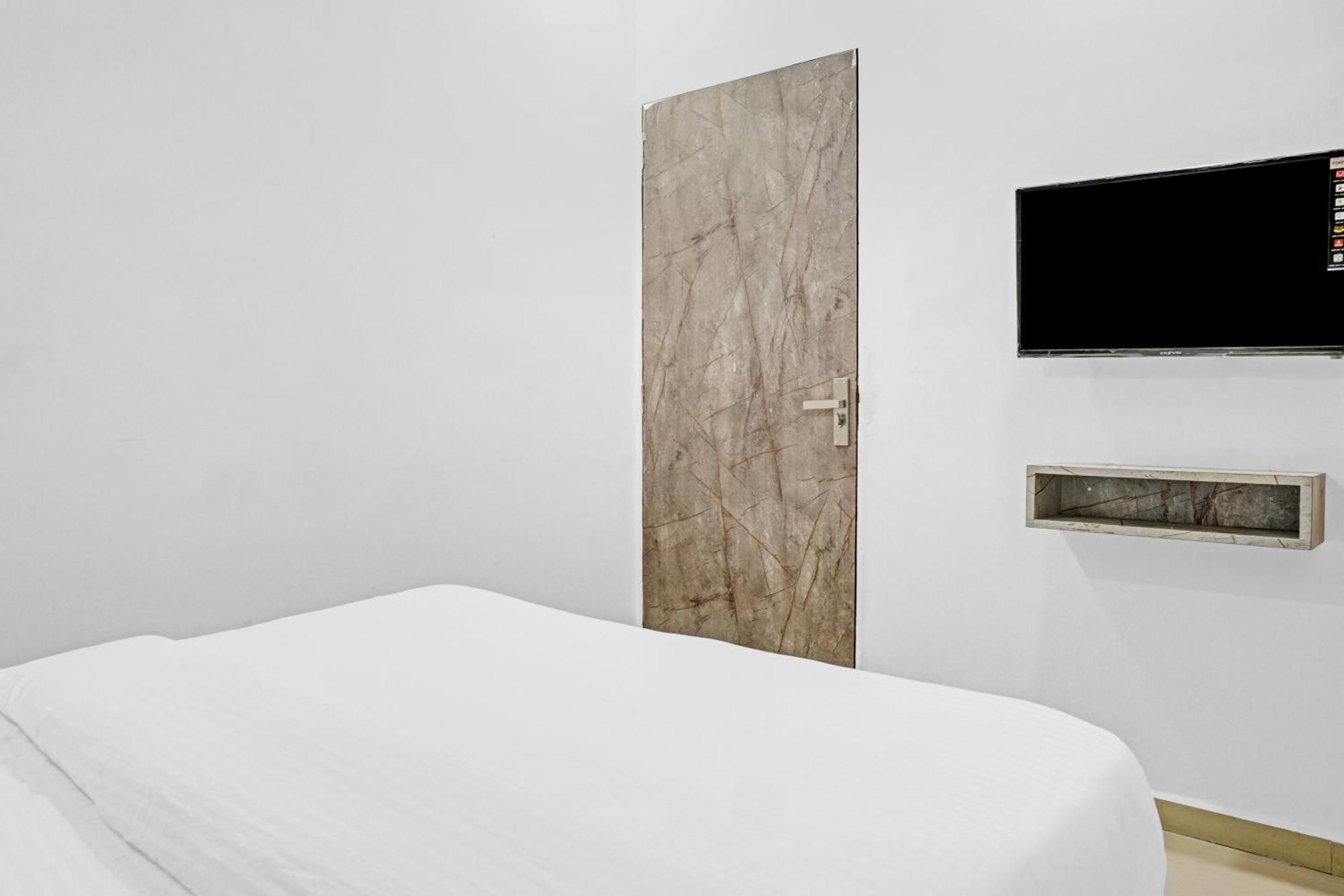 Collection O Sigma Inn Surat Exterior photo
